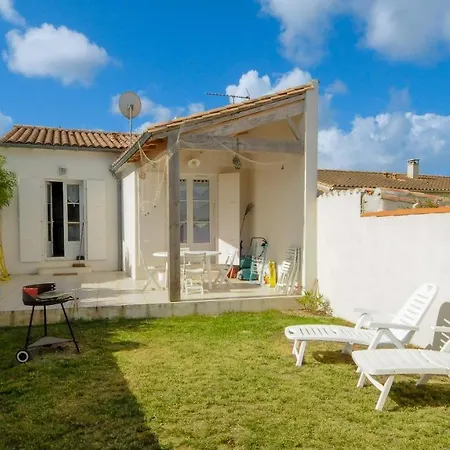 Maison Recente, A Proximite Du Port De *