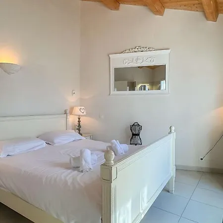 Maison Recente, A Proximite Du Port De *